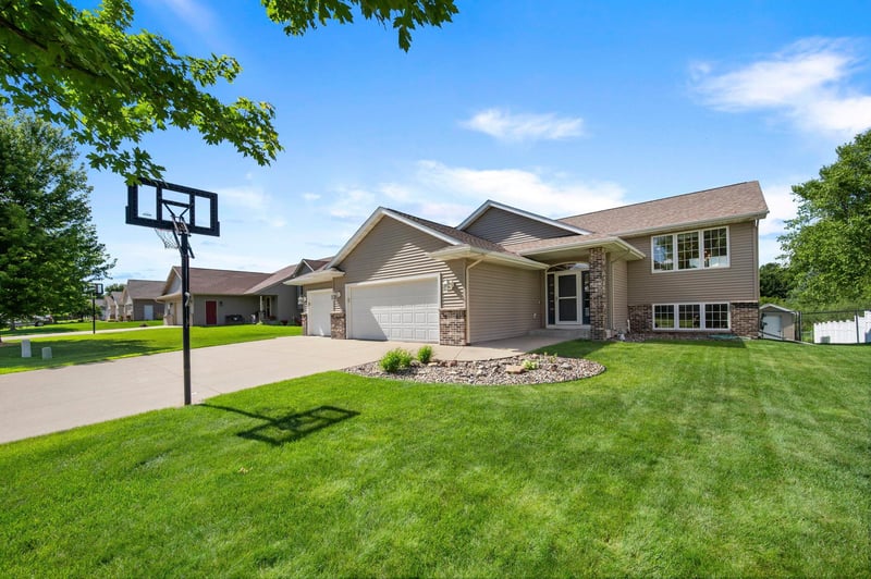 2575 Stony Creek Dr, Owatonna, MN 55060