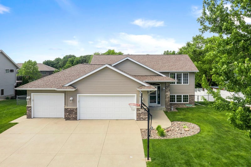 2575 Stony Creek Dr, Owatonna, MN 55060
