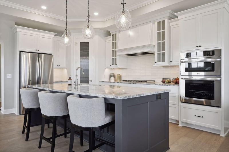9084 Mills Ln, Chanhassen, MN 55317