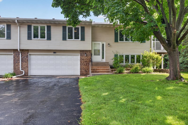 8432 W 100th St, Bloomington, MN 55438