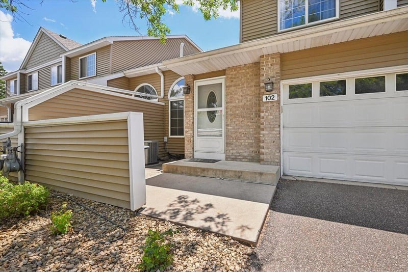102 Primrose Ct, Vadnais Heights, MN 55127