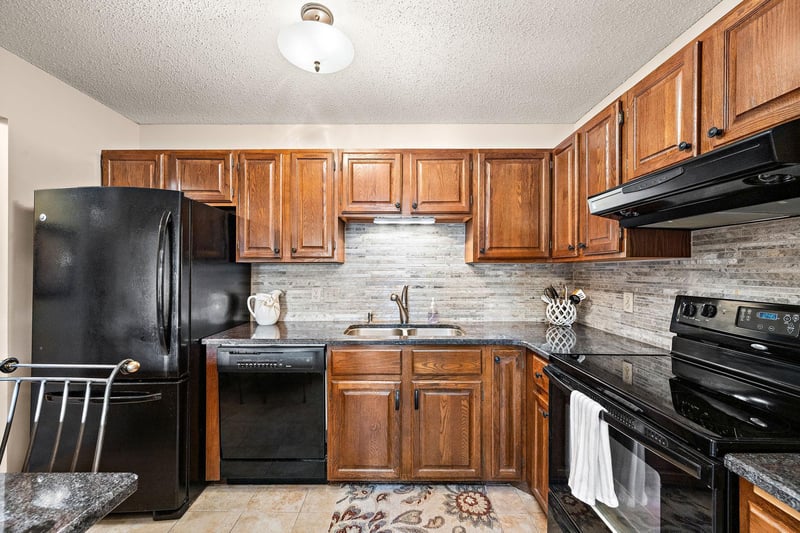 10451 Greenbrier Rd #318, Minnetonka, MN 55305