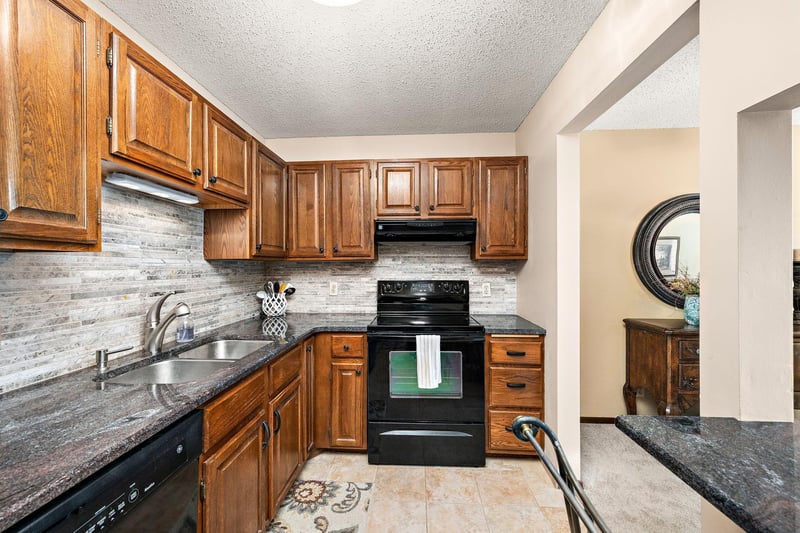 10451 Greenbrier Rd #318, Minnetonka, MN 55305