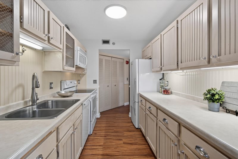 6615 Lake Shore Dr S #304, Richfield, MN 55423