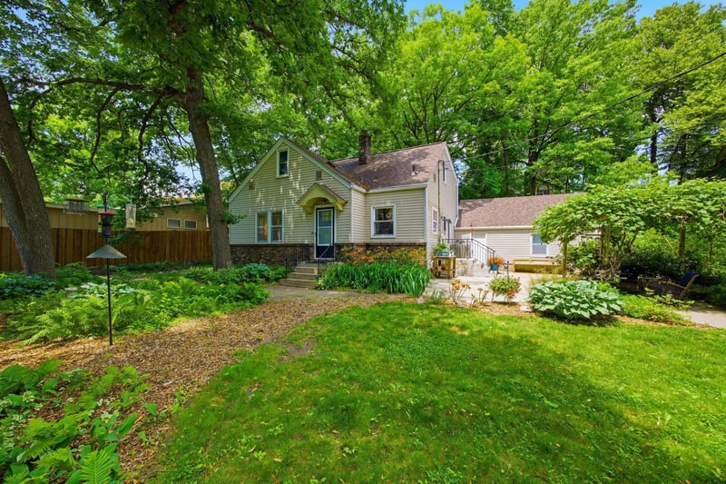851 County Road C E, Maplewood, MN 55109