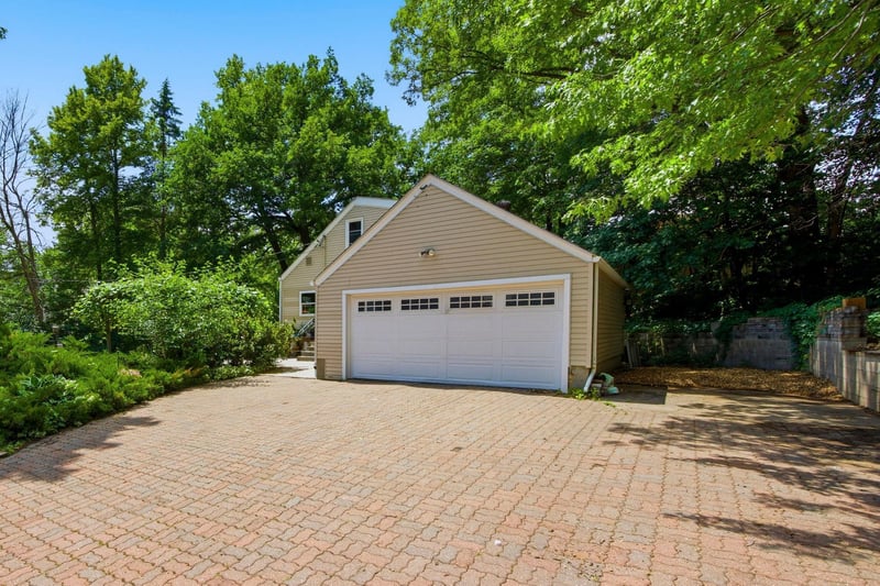 851 County Road C E, Maplewood, MN 55109