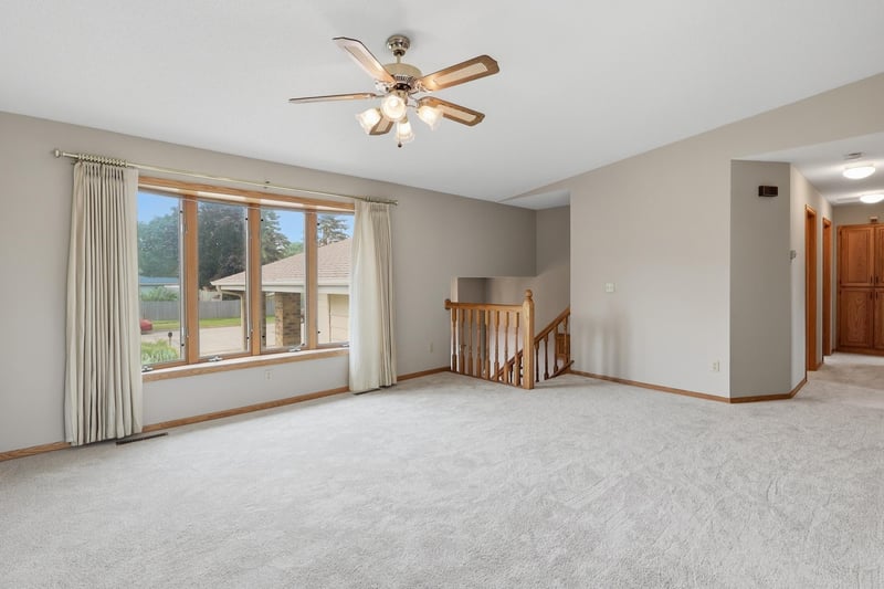 2073 Lydia Ave E, Maplewood, MN 55109