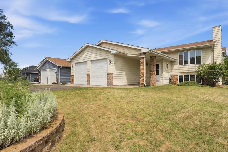 2073 Lydia Ave E, Maplewood, MN 55109