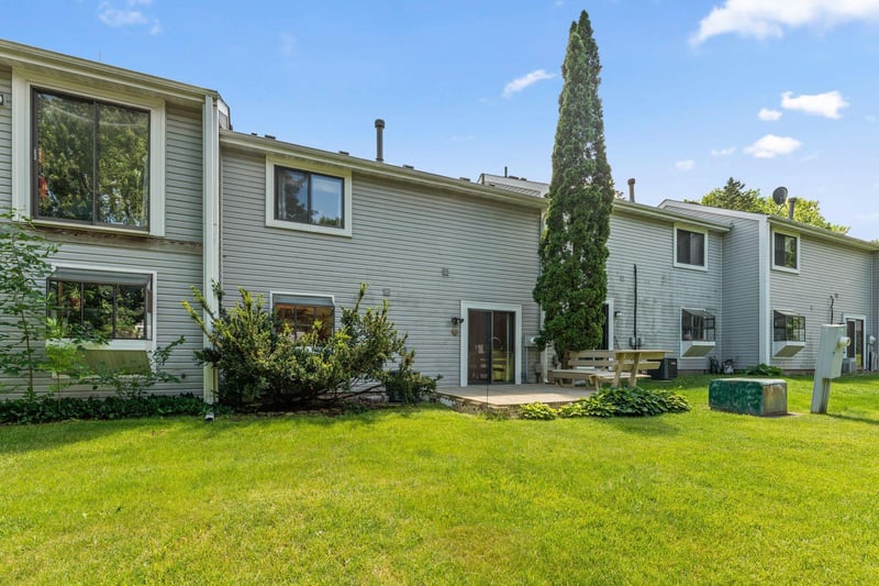 943 Sylvia Ln, Shoreview, MN 55126