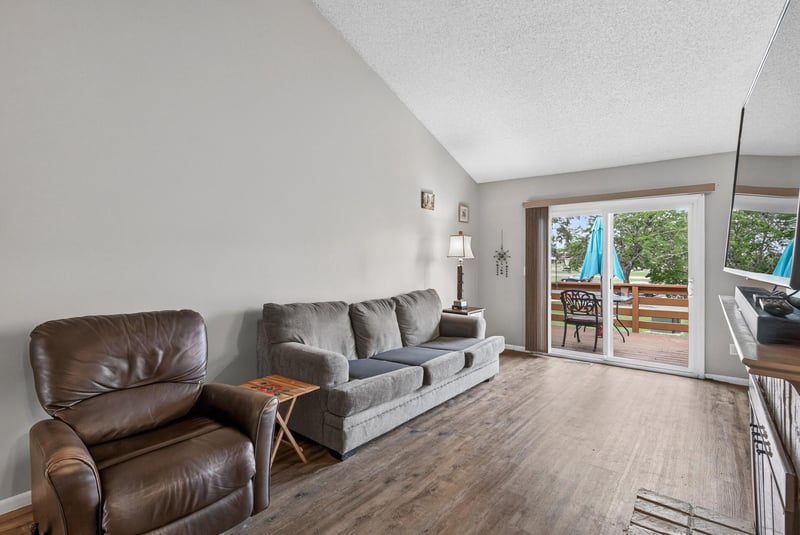 324 Shawnee Trl, Shakopee, MN 55379