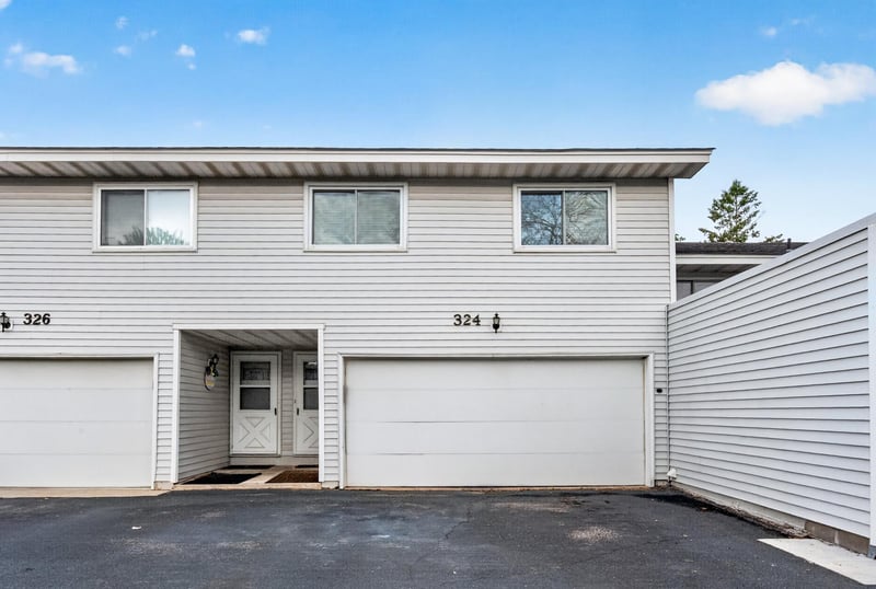 324 Shawnee Trl, Shakopee, MN 55379