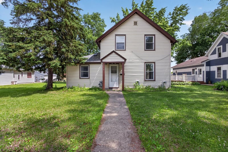 317 S 4th St, Le Sueur, MN 56058