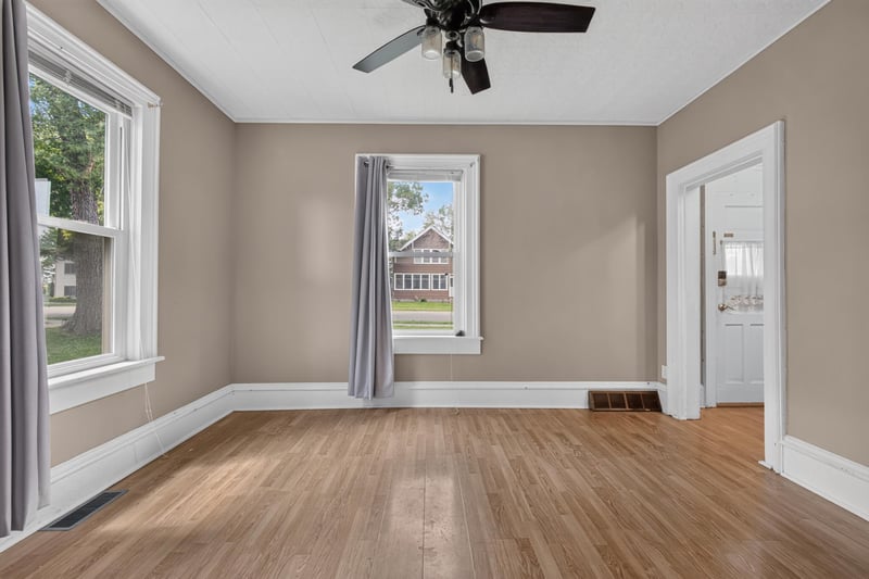 317 S 4th St, Le Sueur, MN 56058