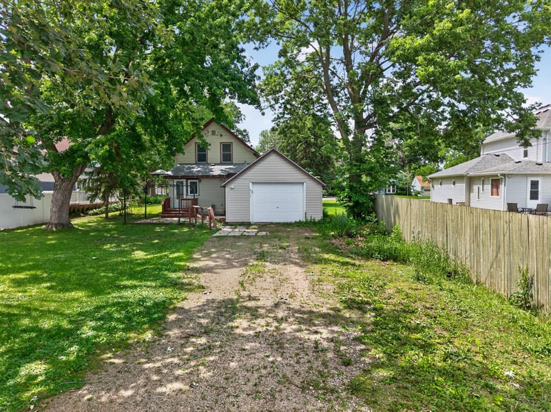 317 S 4th St, Le Sueur, MN 56058