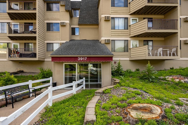3917 Heritage Hills Dr #102, Bloomington, MN 55437
