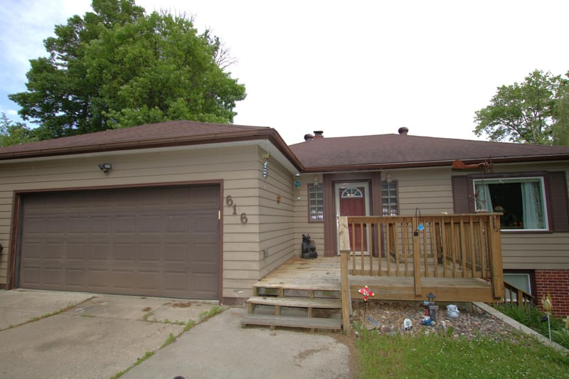 616 7th St NE, Staples, MN 56479
