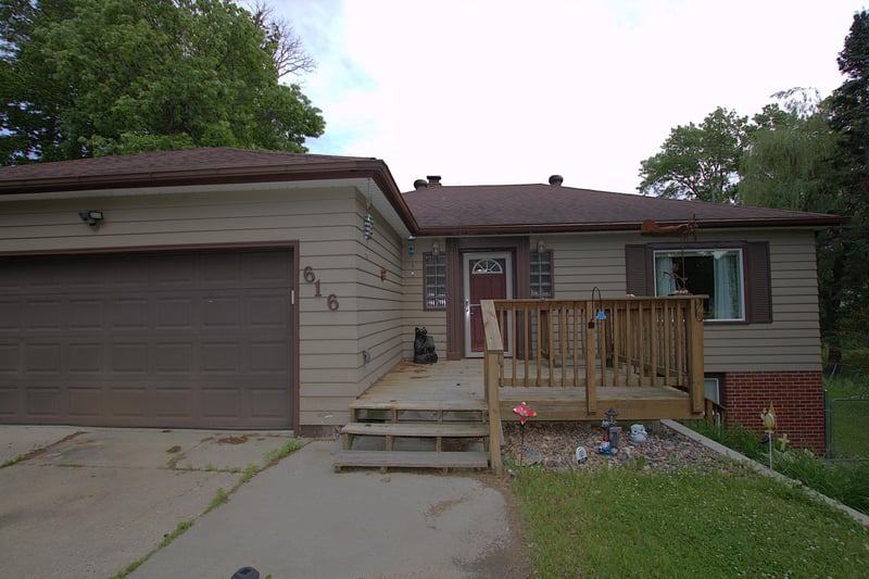 616 7th St NE, Staples, MN 56479