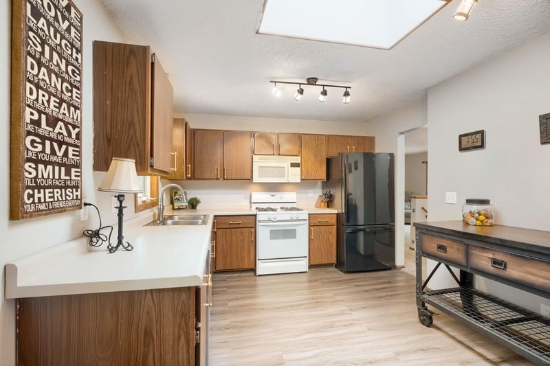 280 Glenmar Ave, Mahtomedi, MN 55115