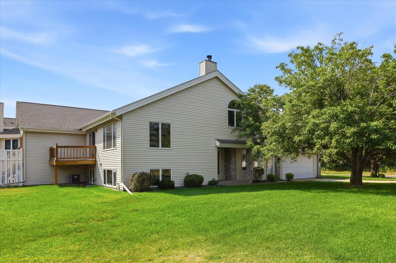 5758 Heather Ridge Dr, North Saint Paul, MN 55126