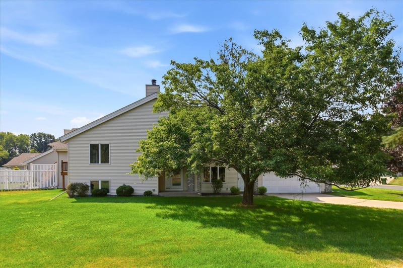5758 Heather Ridge Dr, North Saint Paul, MN 55126