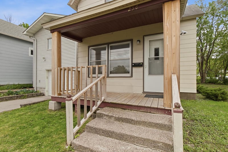 256 Rose Ave W, Saint Paul, MN 55117