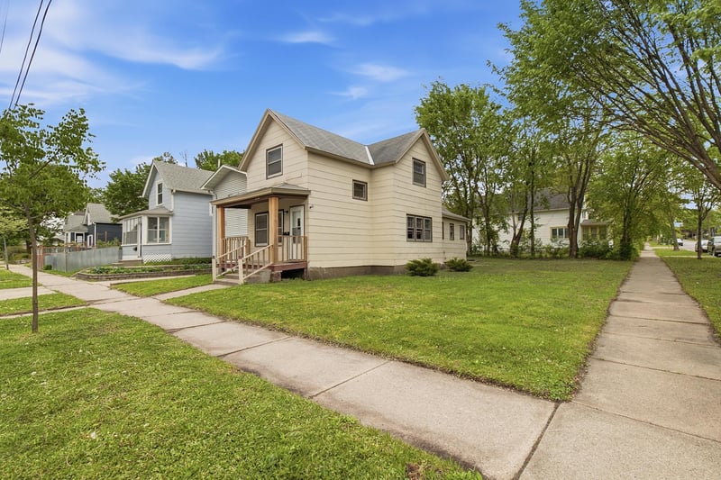 256 Rose Ave W, Saint Paul, MN 55117