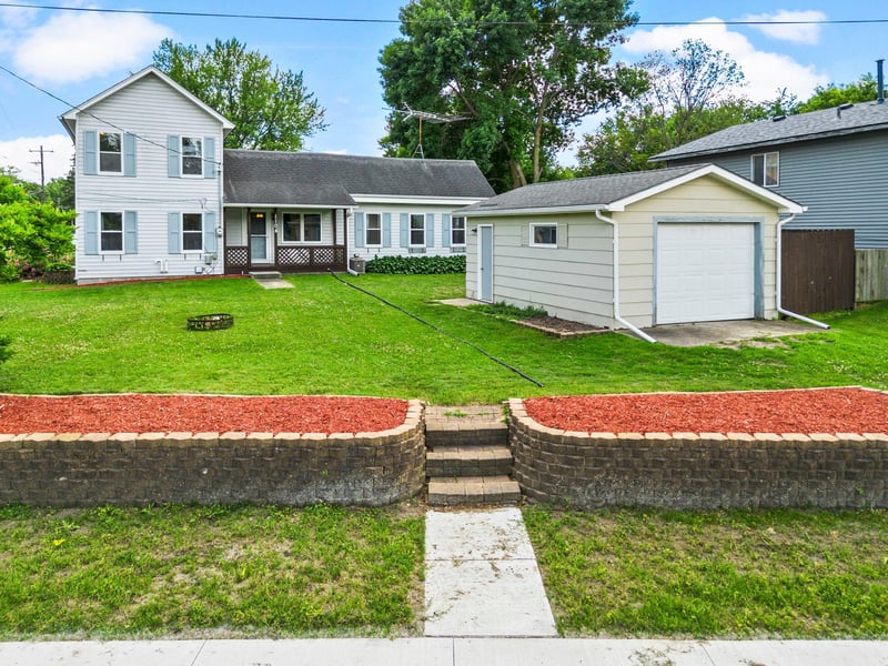 1104 4th St, Howard Lake, MN 55349