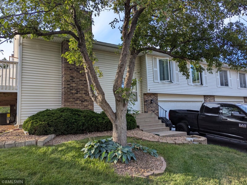 1741 W 140th St, Burnsville, MN 55337