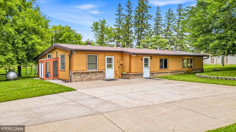 41806 Davenport St NE, Braham, MN 55006