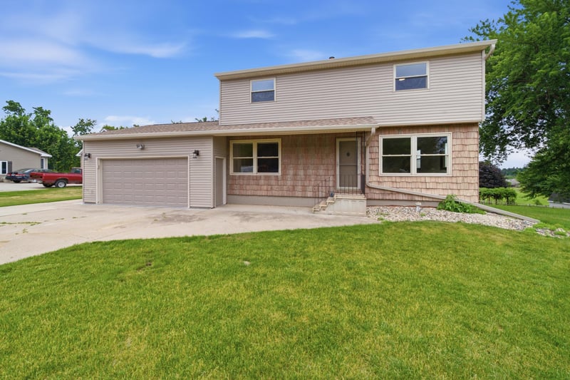 720 Campbell Ct, Pine Island, MN 55963