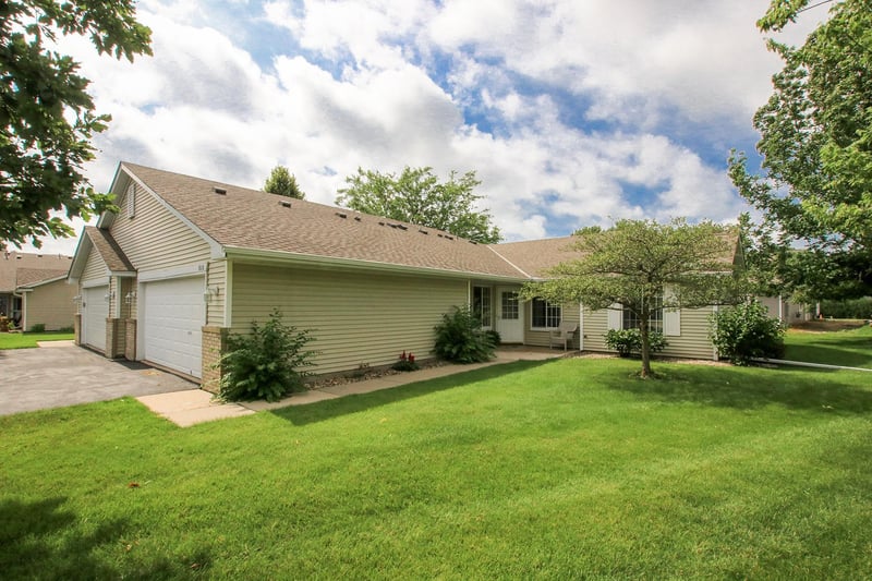 820 Greensview Ct NW, Hutchinson, MN 55350