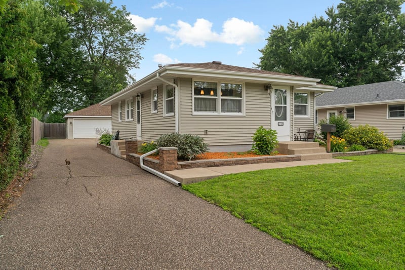 6738 Knoll St N, Golden Valley, MN 55427