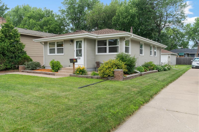 6738 Knoll St N, Golden Valley, MN 55427