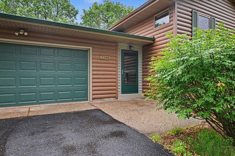 2288 Phylis Ct E, Maplewood, MN 55119