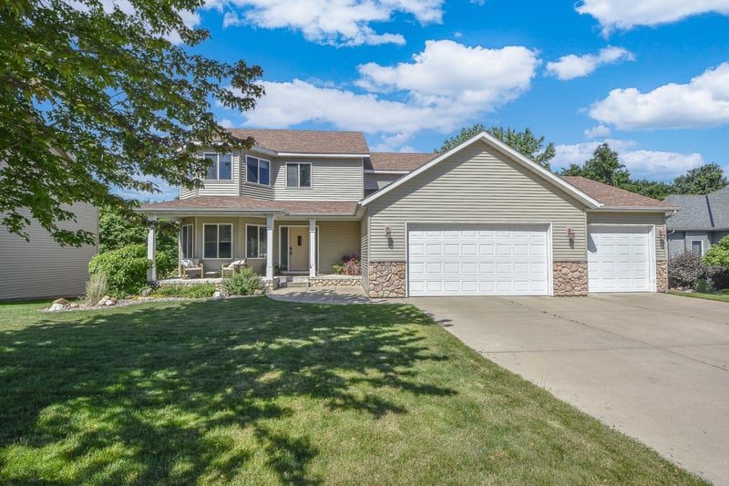 1815 Star Dr, Sauk Rapids, MN 56379