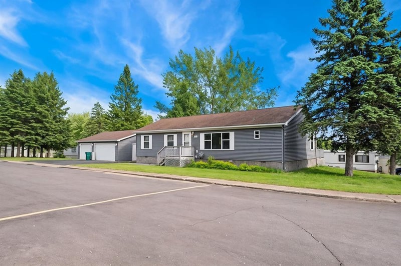 2 Barker Dr, Duluth, MN 55808