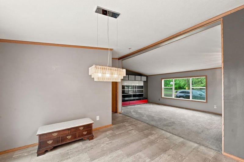2 Barker Dr, Duluth, MN 55808