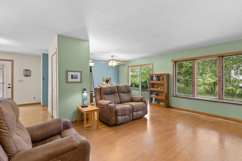 917 Arbogast St, Shoreview, MN 55126