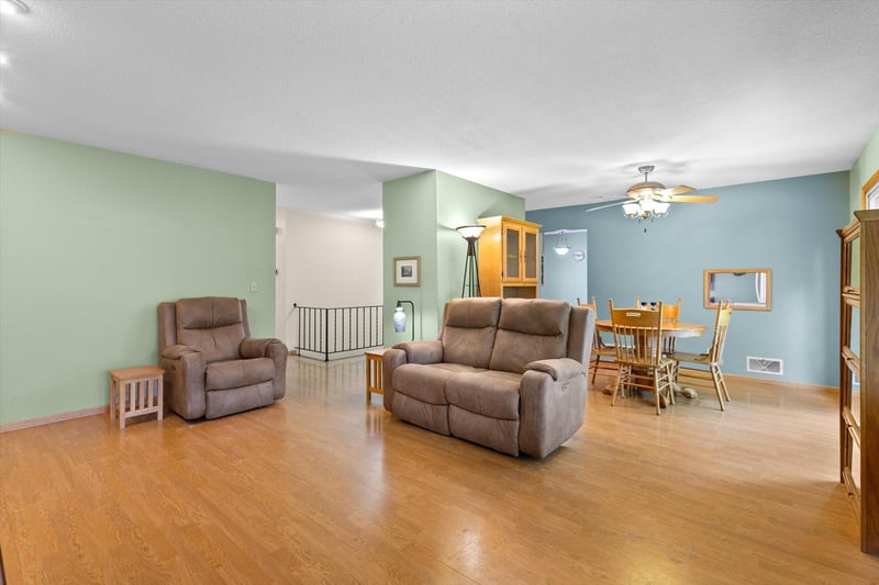 917 Arbogast St, Shoreview, MN 55126