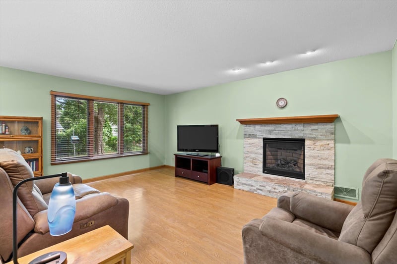 917 Arbogast St, Shoreview, MN 55126