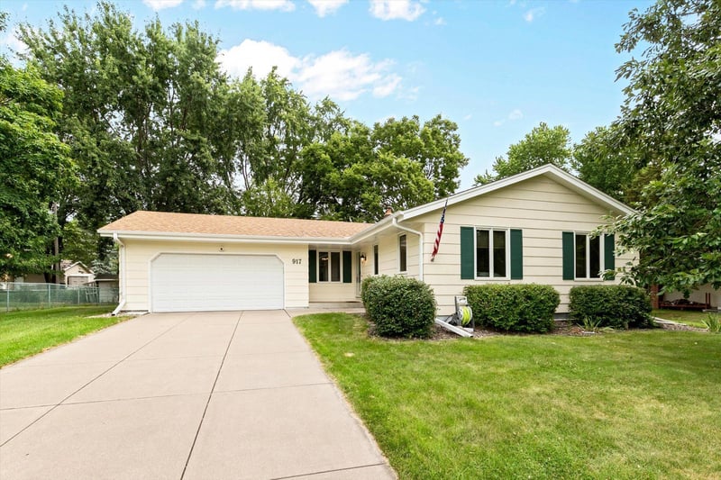 917 Arbogast St, Shoreview, MN 55126