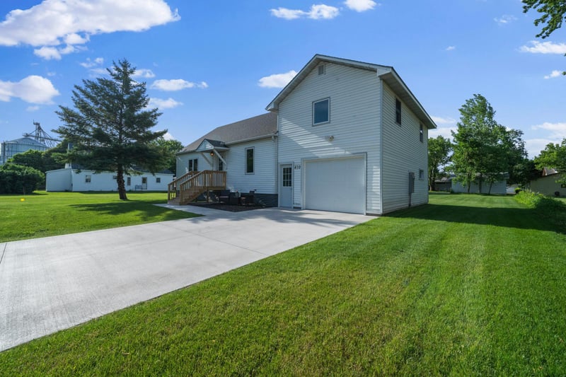 410 2nd St NW, Melrose, MN 56352