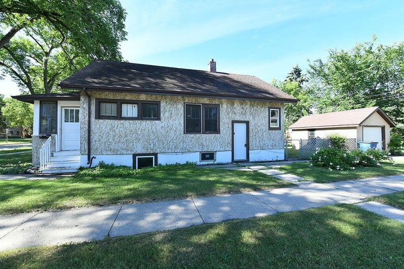 901 5th St S, Moorhead, MN 56560