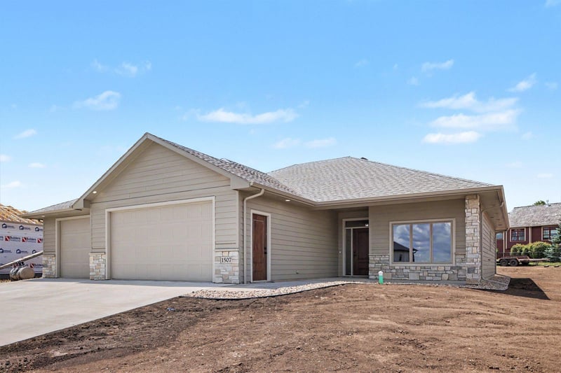 1507 Buffalo Ridge Dr, Luverne, MN 56156