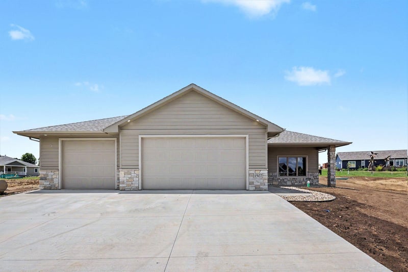 1507 Buffalo Ridge Dr, Luverne, MN 56156