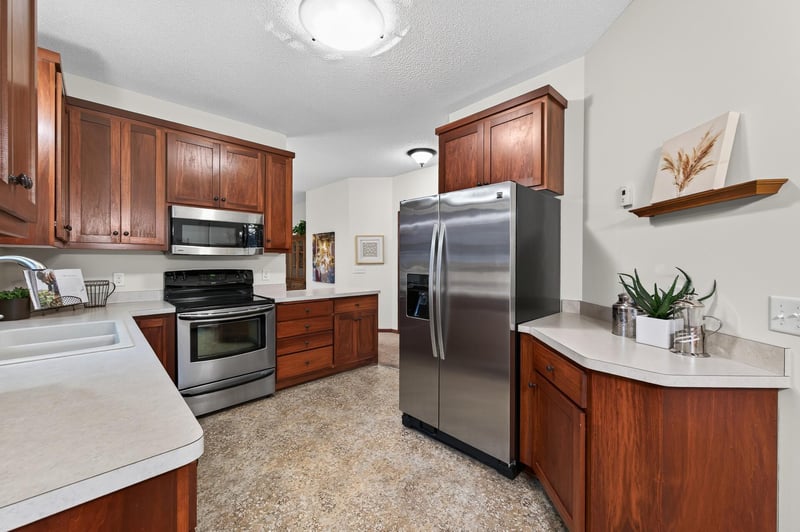 313 Summer Pl E, Maplewood, MN 55117