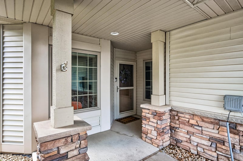 313 Summer Pl E, Maplewood, MN 55117