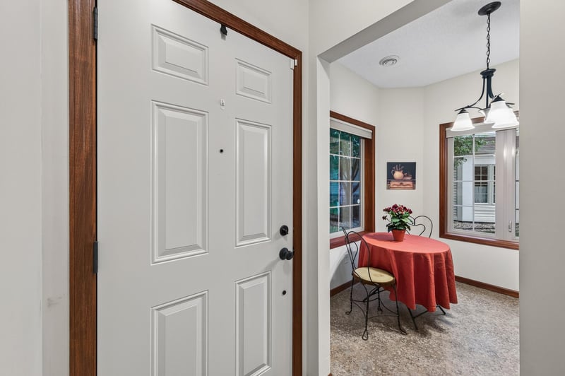 313 Summer Pl E, Maplewood, MN 55117