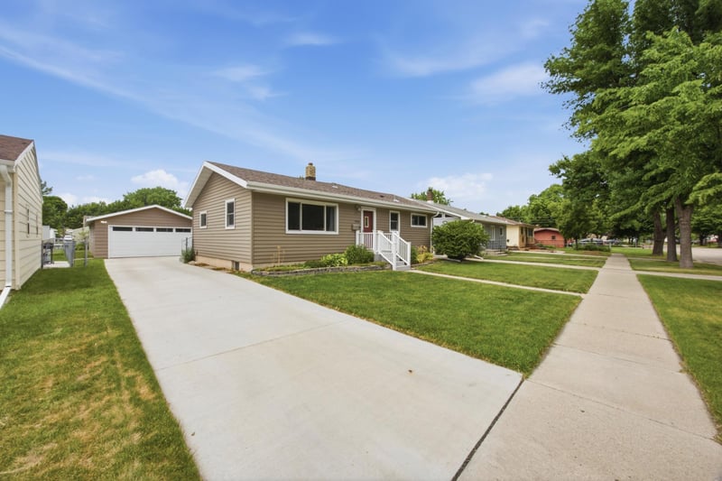 903 19th St N, Moorhead, MN 56560