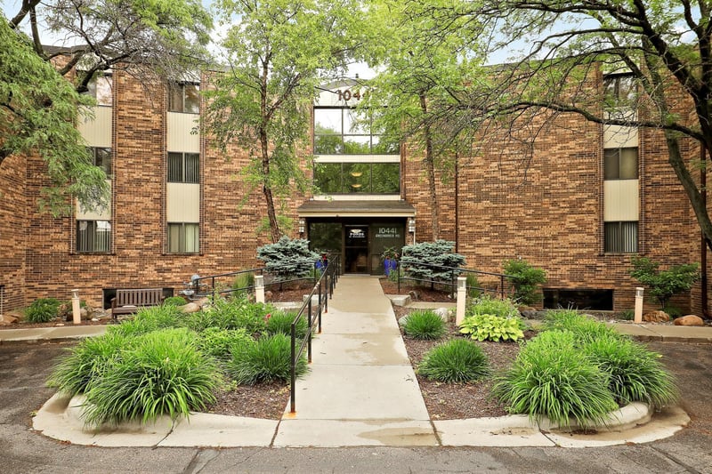 10441 Greenbrier Rd #222, Minnetonka, MN 55305